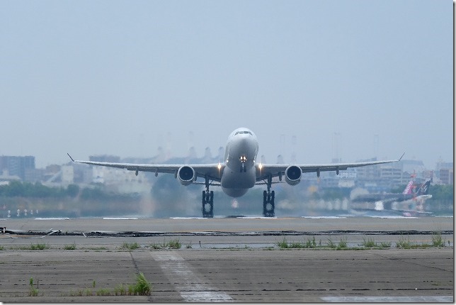 滑走路から離陸する、飛行機をX-T20で