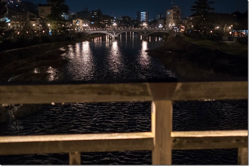 XF35mmF1.4とX-T30で川と夜灯を撮影