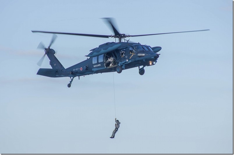 PENTAX K-5とPENTAX 80-320mmでUH-60J（飛行中のヘリコプター）を撮影