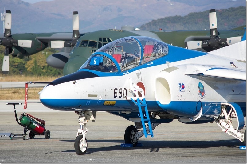 PENTAX K-5とPENTAX 80-320mmでブルーインパルス（飛行機）を撮影