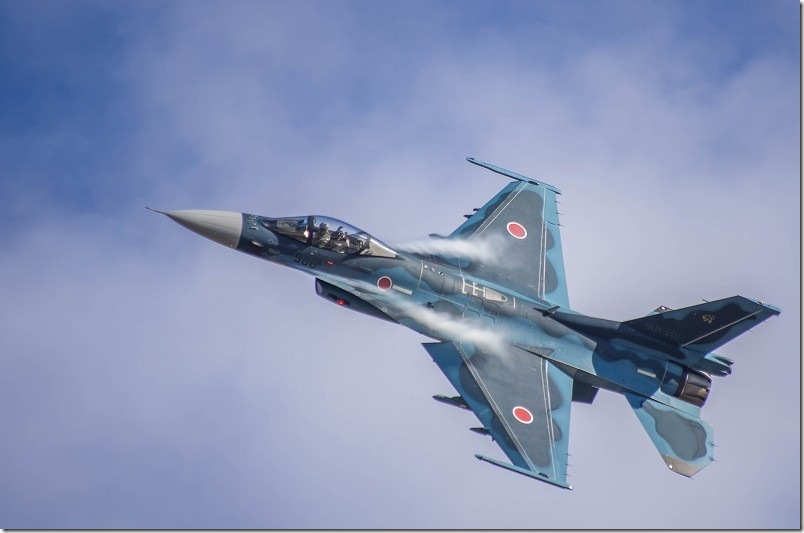 PENTAX K-5とPENTAX 80-320mmでF-2戦闘機（飛行中の飛行機）を撮影