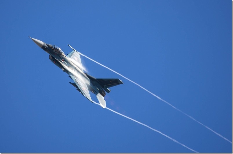 PENTAX K-5とPENTAX 80-320mmでF-2戦闘機（飛行中の飛行機）を撮影