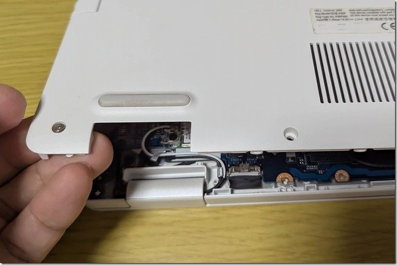 DELL Inspiron 3505のメモリ増設のため、裏蓋開ける DELL Inspiron 3505のメモリ増設のため、裏蓋開ける