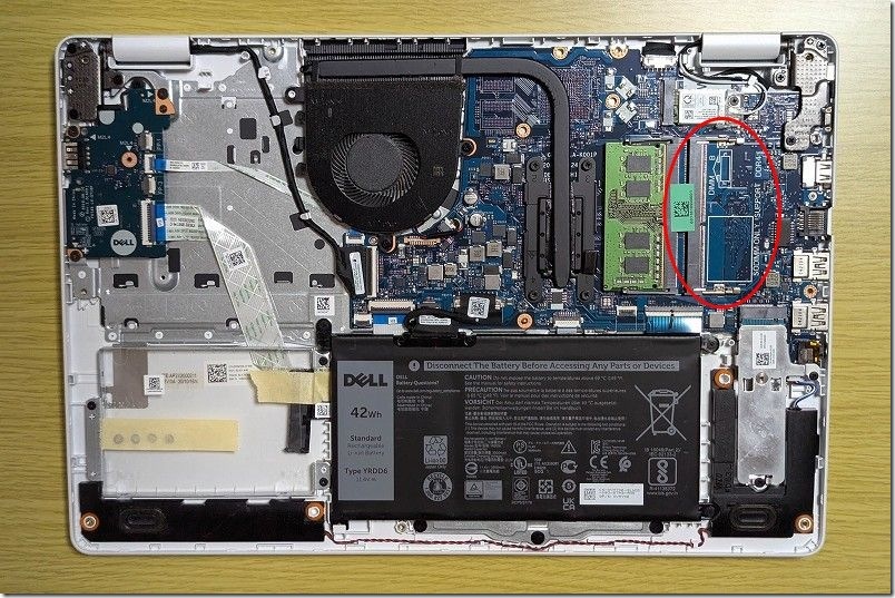 DELL Inspiron 3505で裏蓋を剥がしたところ|基盤・メモリ増設箇所 DELL Inspiron 3505で裏蓋を剥がしたところ|基盤・メモリ増設箇所