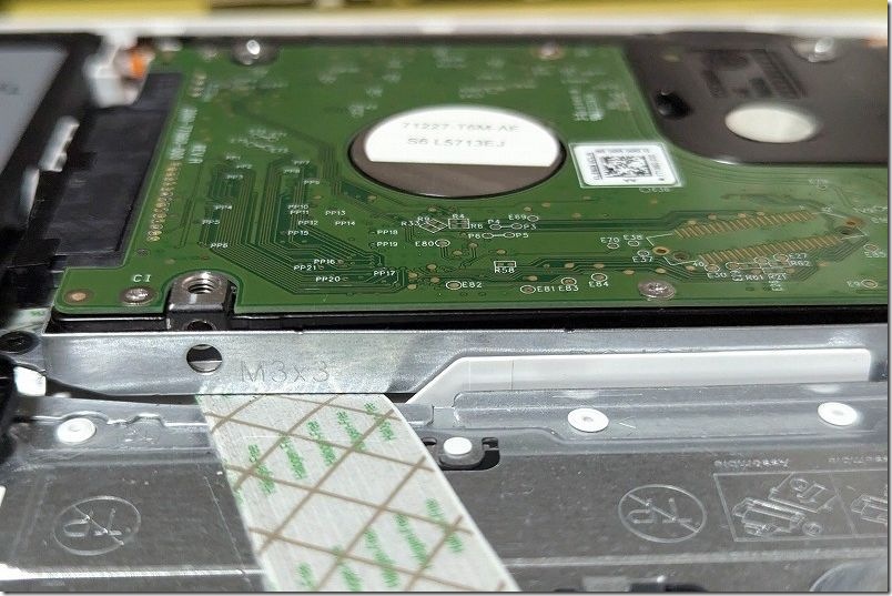 DELL Inspiron 3505へSATAのHDD増設ではネジ位置合わない DELL Inspiron 3505へSATAのHDD増設ではネジ位置合わない